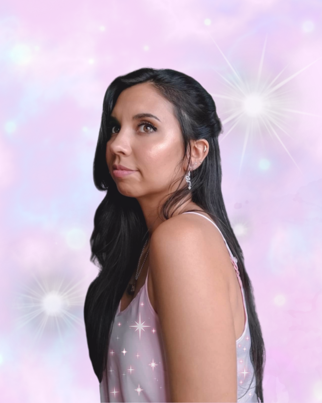 Fefi PG imagen tarot reader, tarotista, chica en un fondo rosado con estrellas y brillos